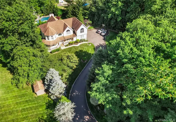 9 Ronwood RD, Chestnut Ridge, NY 10977