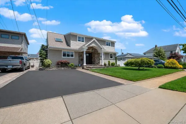 41 Jefferson PL, Massapequa, NY 11758