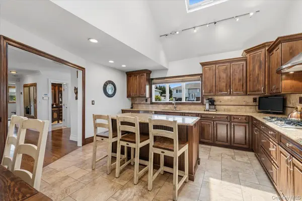 41 Jefferson PL, Massapequa, NY 11758