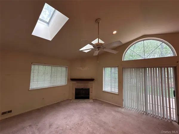 89 Rabbit RUN, Manorville, NY 11949