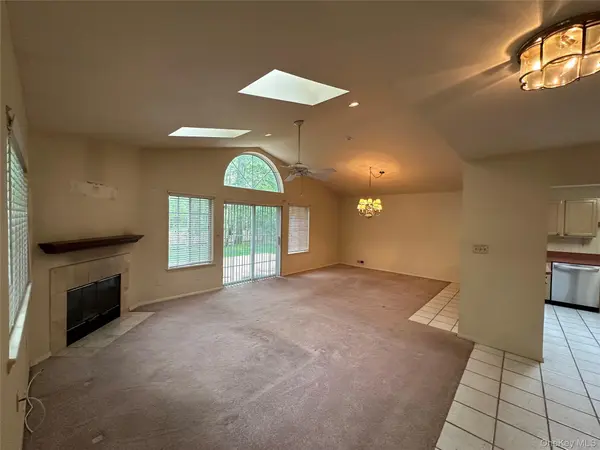 89 Rabbit RUN, Manorville, NY 11949