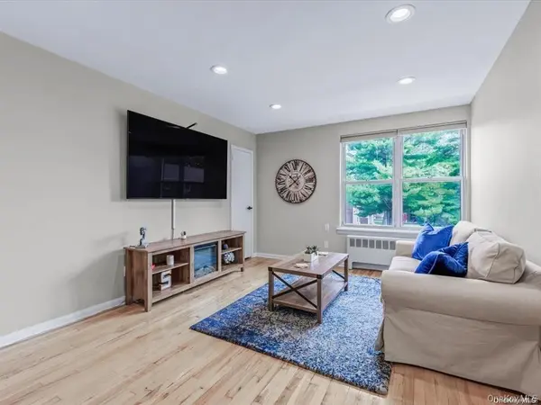 56 Edwards ST #2B, Roslyn Heights, NY 11577