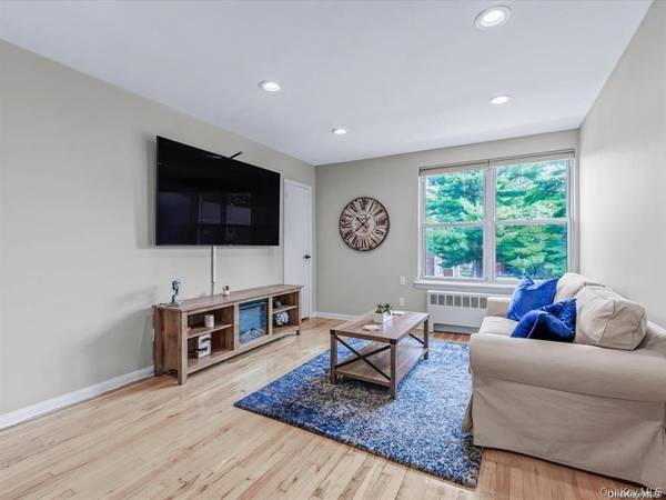 56 Edwards ST #2B, Roslyn Heights, NY 11577