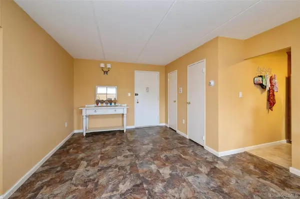 135 Post AVE #4C, Westbury, NY 11590