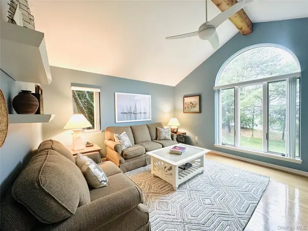 40 Hilltop RD, Southampton, NY 11968