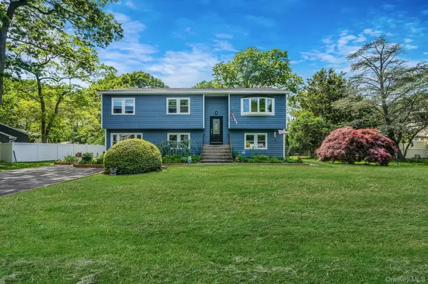 489 Carnation DR, Shirley, NY 11967