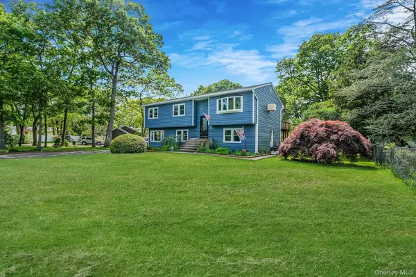 489 Carnation DR, Shirley, NY 11967