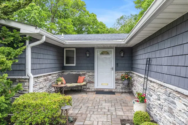 15 Bluff CIR, Hauppauge, NY 11788