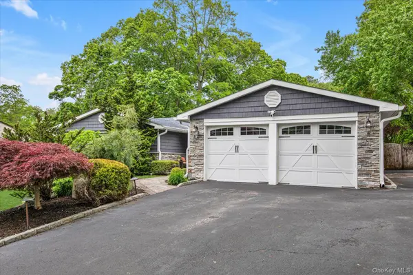 15 Bluff CIR, Hauppauge, NY 11788