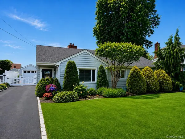 51 Fox BLVD, Massapequa, NY 11758