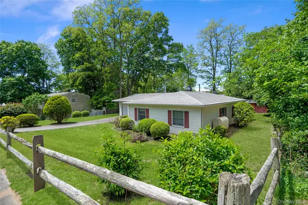 14 Campus DR, Farmingville, NY 11738