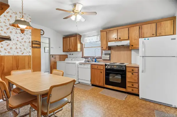 14 Campus DR, Farmingville, NY 11738