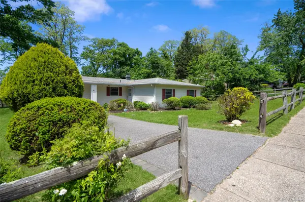14 Campus DR, Farmingville, NY 11738