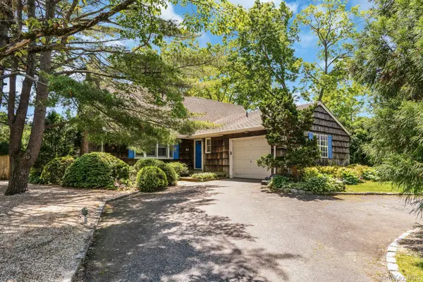 27 Arcadia DR, Dix Hills, NY 11746