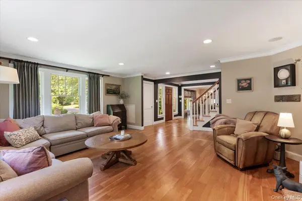 5 Fox Hunt CT, Cold Spring Harbor, NY 11724
