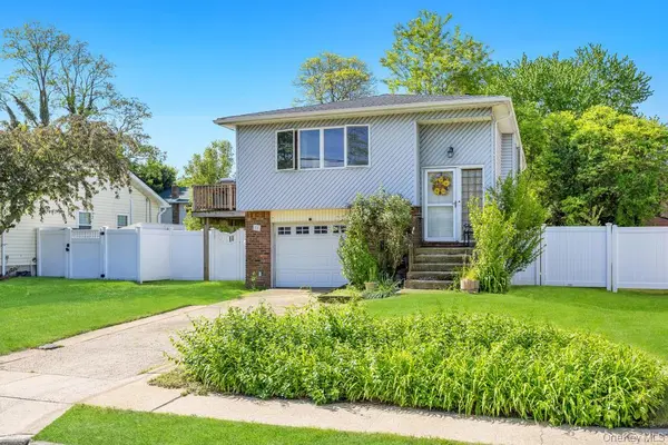 16 E Grove ST, Massapequa, NY 11758