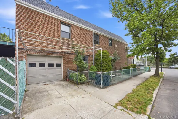 63-01 Borden AVE, Maspeth, NY 11378