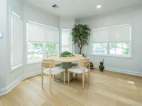 87 Pond View DR, Port Washington, NY 11050