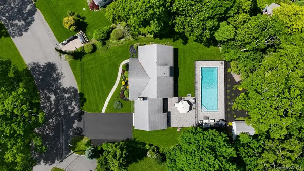 12 Wayne CT, Westhampton, NY 11977