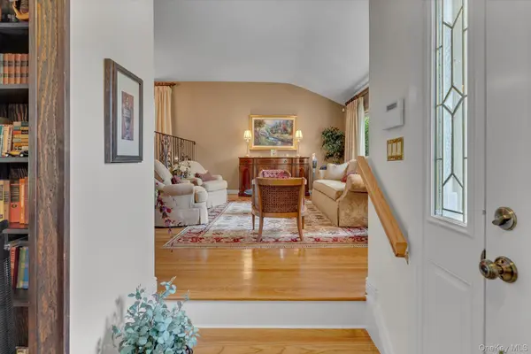 19 Cottage CT, Huntington Station, NY 11746