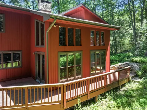 5 Buroak DR, Hopewell Junction, NY 12533