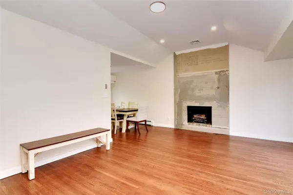 714 Tanglewood RD, West Islip, NY 11795