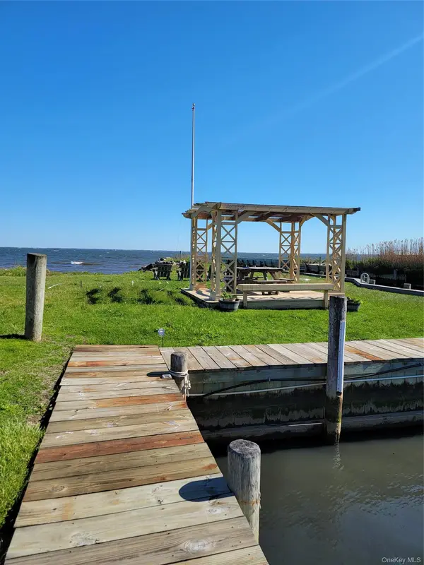 23 Dalny PL, Sayville, NY 11782