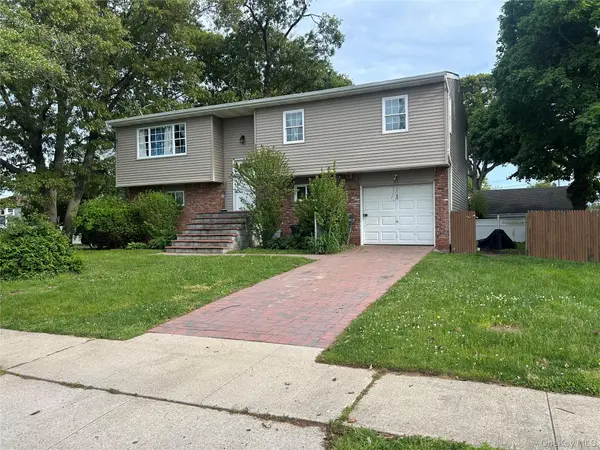 9 Oakley ST, Massapequa, NY 11758
