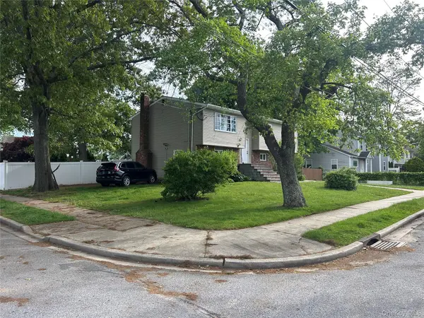 9 Oakley ST, Massapequa, NY 11758