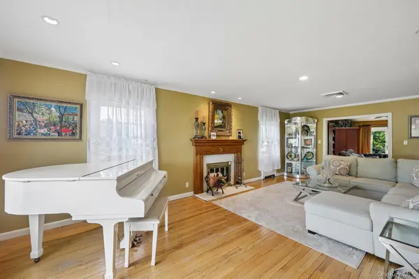 1304 Harbor RD, Hewlett Harbor, NY 11557