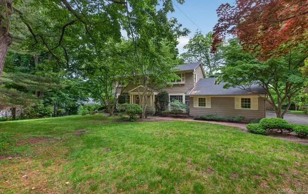 19 Seward DR, Woodbury, NY 11797