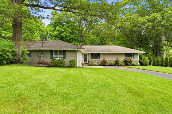 25 Edcris LN, Huntington, NY 11743