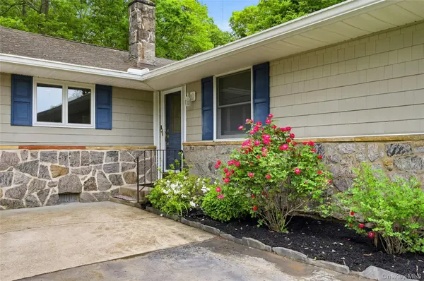 25 Edcris LN, Huntington, NY 11743