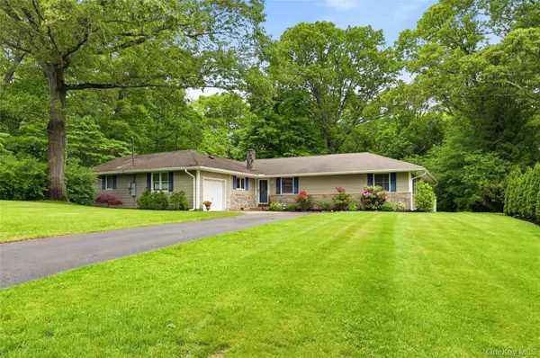 25 Edcris LN, Huntington, NY 11743