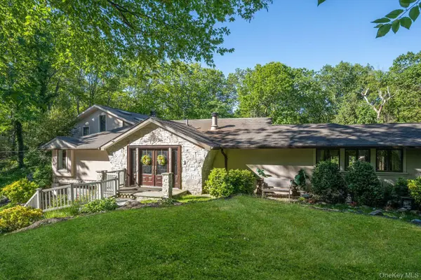 121 Laurel LN, Laurel Hollow, NY 11791