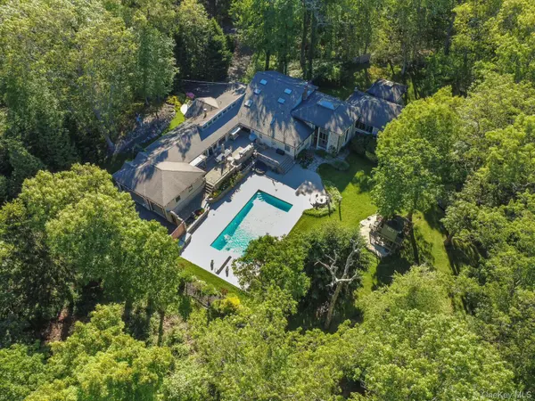 121 Laurel LN, Laurel Hollow, NY 11791