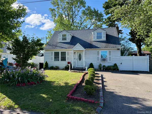 19 3rd ST, Lindenhurst, NY 11757