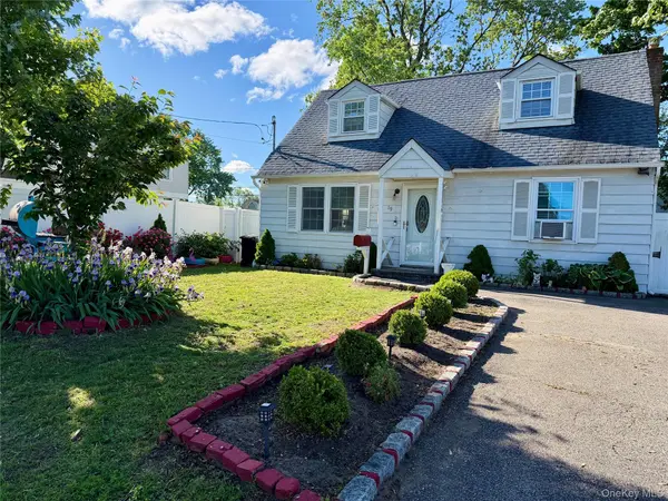 19 3rd ST, Lindenhurst, NY 11757