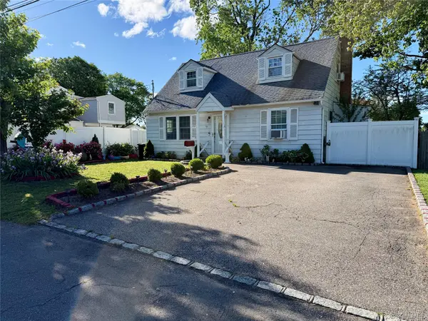 19 3rd ST, Lindenhurst, NY 11757