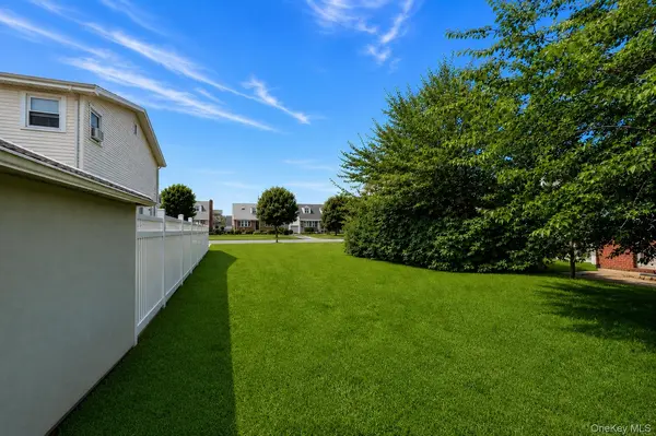 248a McKinley Pkwy, Mineola, NY 11501