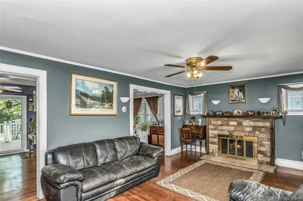 38 Macgregor AVE, Roslyn Heights, NY 11577