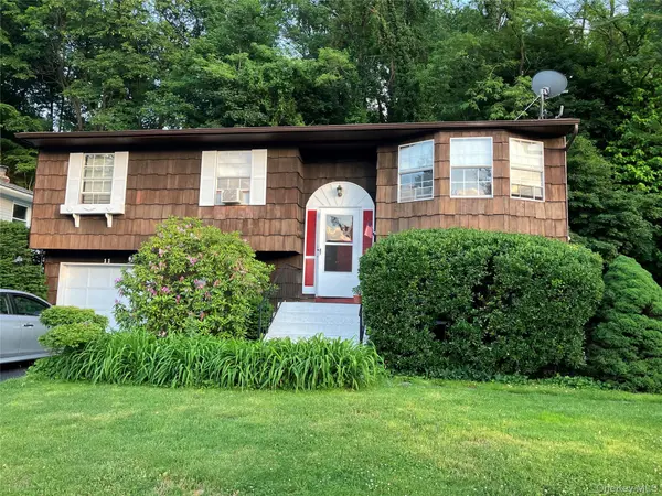 11 Harmony LN, Glen Cove, NY 11542