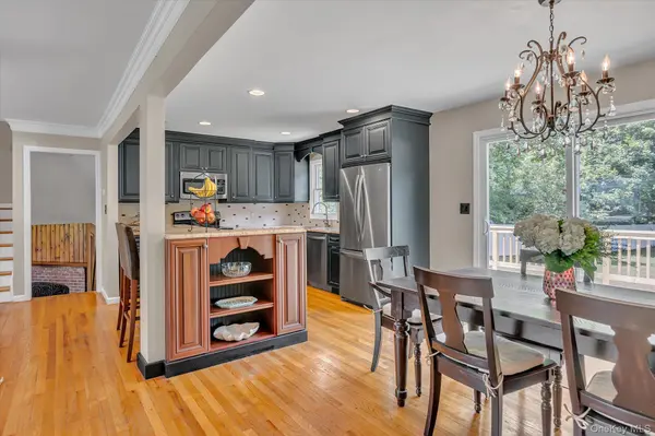 14 Brittany CT, Northport, NY 11768