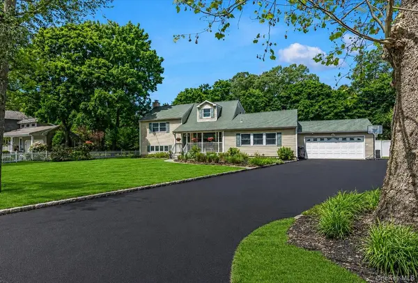 14 Brittany CT, Northport, NY 11768