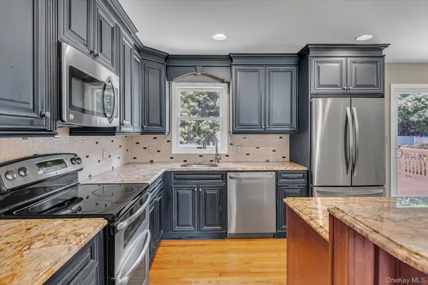 14 Brittany CT, Northport, NY 11768