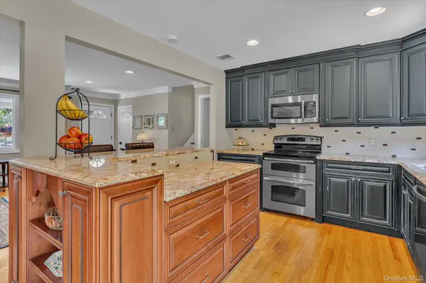 14 Brittany CT, Northport, NY 11768