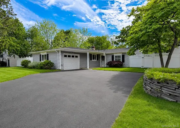 26 Campus DR, Farmingville, NY 11738