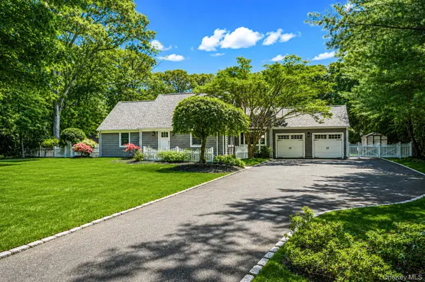30 Landing Meadow RD, Smithtown, NY 11787