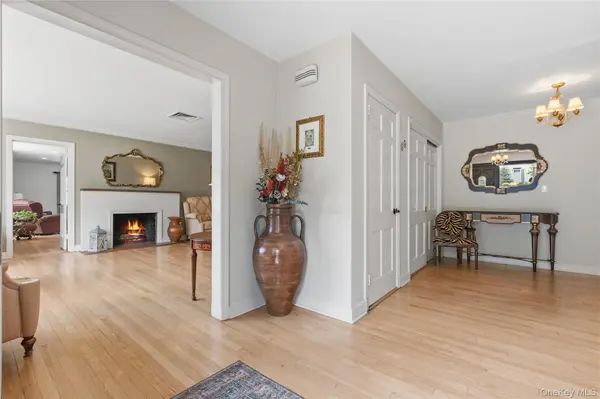 1 Hunting Ridge RD, White Plains, NY 10605