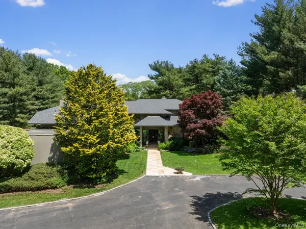 5 Coachmans CT, Old Westbury, NY 11568